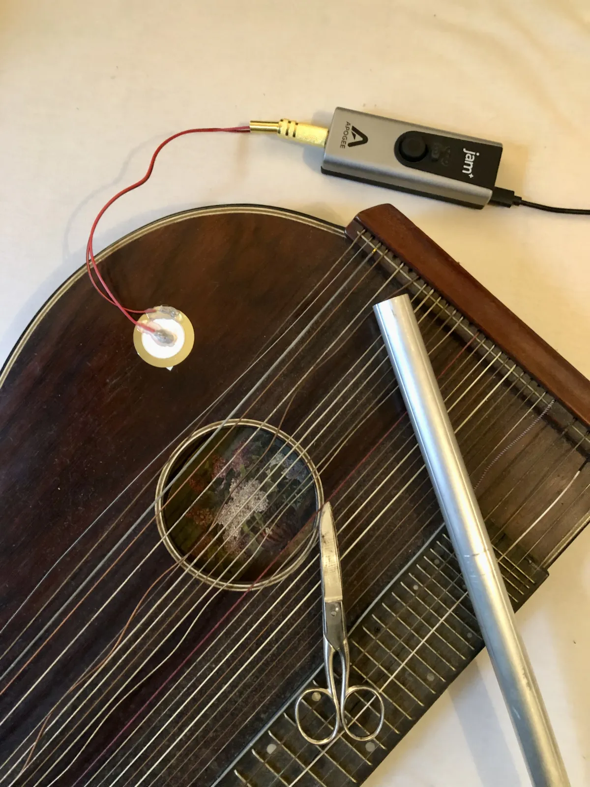 Emil Vorbrugg - Contact microphone setup on stringed instrument